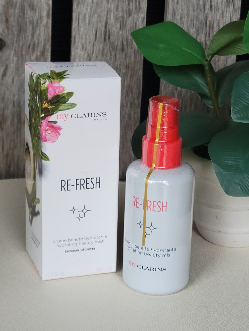 My Clarins RE-FRESH Hydrating Beauty Mist - White & Red